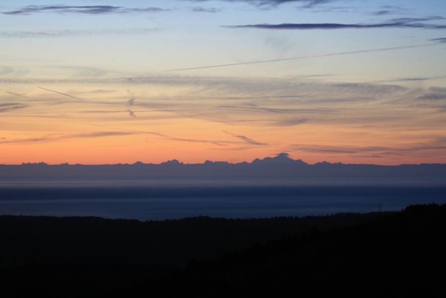 A mon arrivée vers 7h50(un peu en retard) voici le massif qui se dessine très nettement sur l'horizon sud-est: