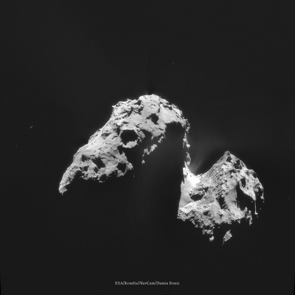 17 Novembre 2014 - Après avoir déposé la sonde philae, à la suite d'une aventure rebondissante, Rosetta s'est éloignée de la comète afin d'en tirer de nouveau des portraits globaux. Comme ici.