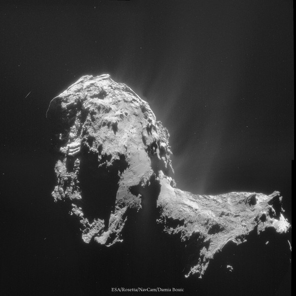 20 Novembre 2014 - Image datant du même jour, avec un angle différent, qui montre un nombre impressionnant de jets. C'est confirmé : Churyumov-Gerasimenko se réveille !