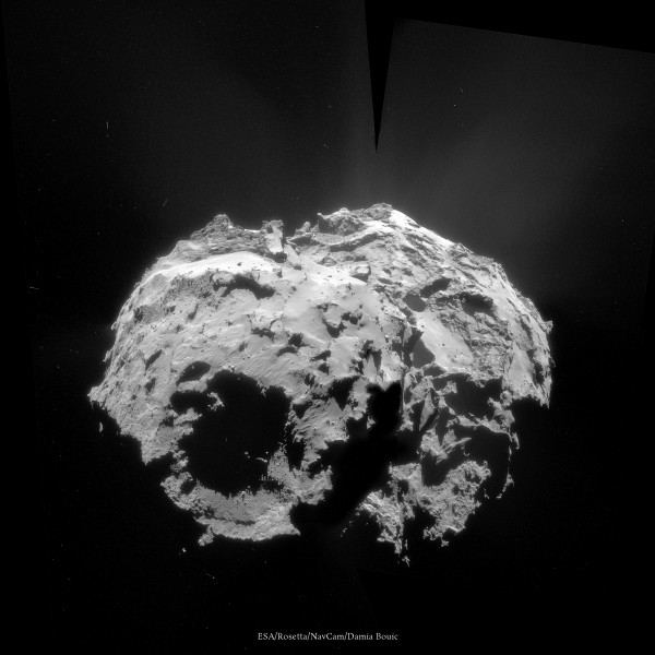 2 Décembre 2014 - Vue de dessous de la comète, avec un grand cratère visible sur un des lobes. Quelques jets sont également visibles.