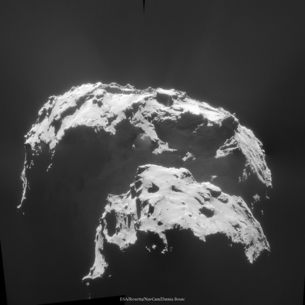 Vue en contre-plongée de Churyumov-Gerasimenko, qui montre de délicieux détails dans la zone ombragée du "cou". Notez un jet de matière très intense à environ 13h sur la comète.