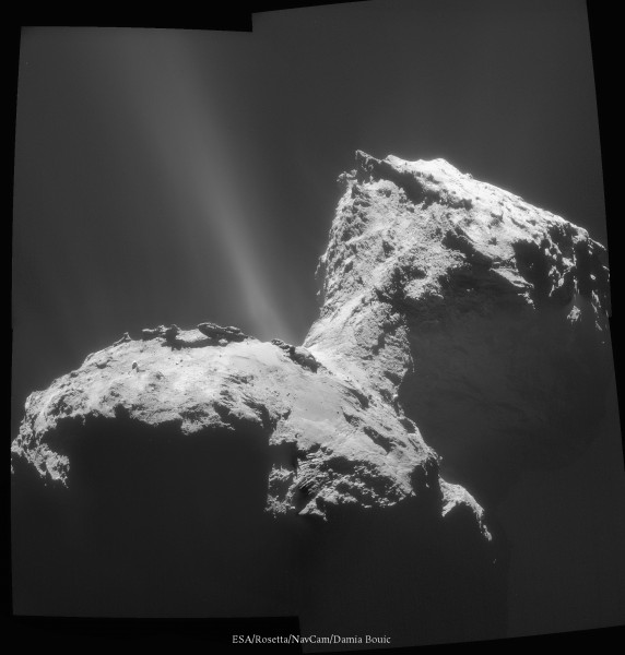 31 Janvier 2015 - Spectaculaire image de la comète, montrant des jets de gaz et de poussière très prononcés, avec une très bonne vue sur la région du cou. Admirez Churyumov-Gerasimenko dans toute sa complexité !