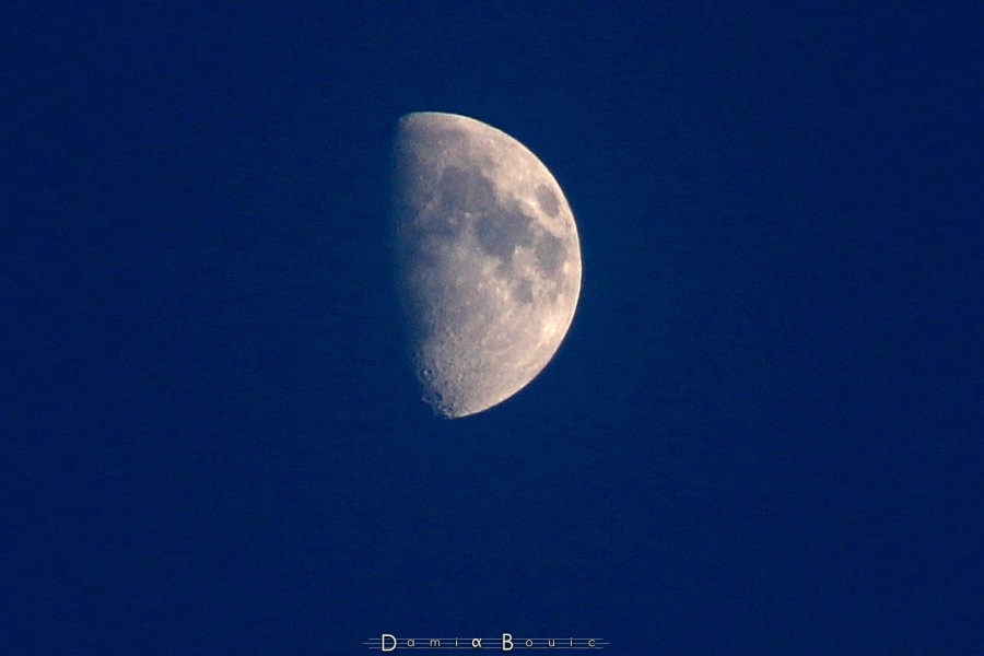 Zoom sur la Lune avec le 18-200 mm. Cette image est un recadrage à 100%, dont les détails ont été réhaussés sous Gimp (ondelettes). Photo prise à MAIN LEVÉE !