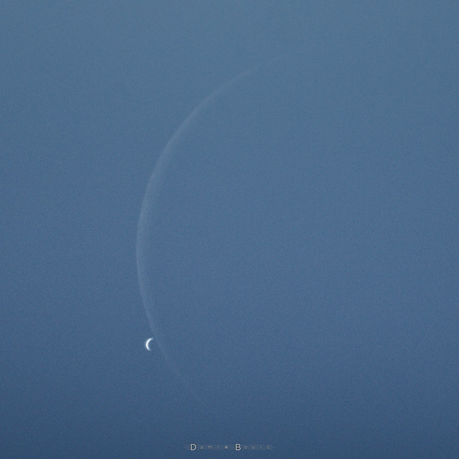 Croissant de Lune peu contrasté sur fond bleu, et croissant de Vénus très lumineux, en bas à gauche tout contre le croissant lunaire