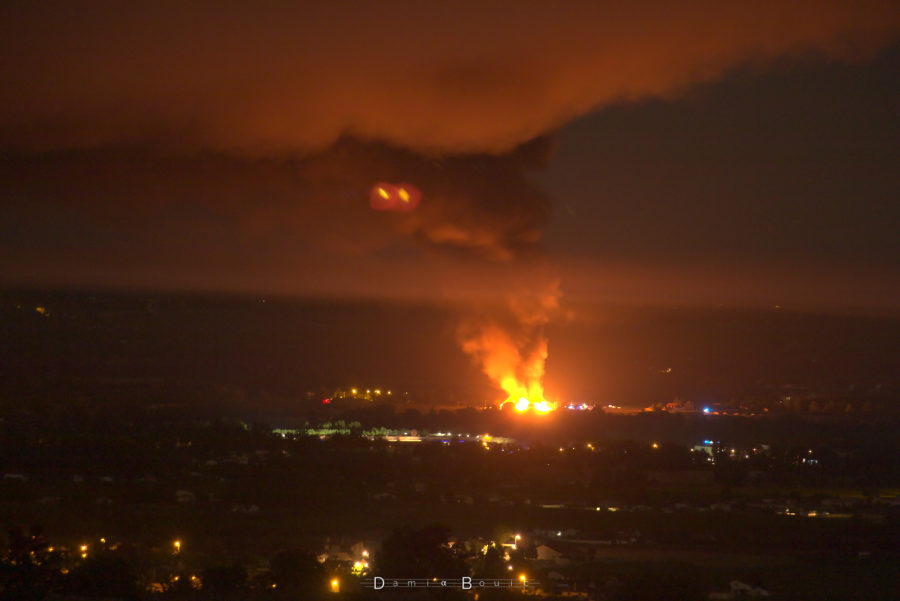 Flammes d'un incendie visible sur le lointain