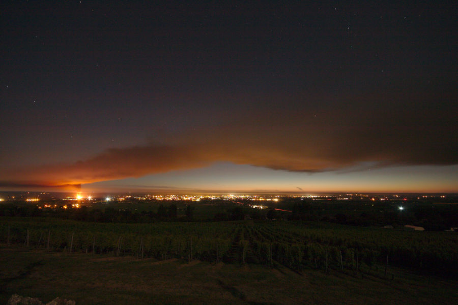 Vue large sur la vallée de la Dordogne, panache de fumée qui la surplombe