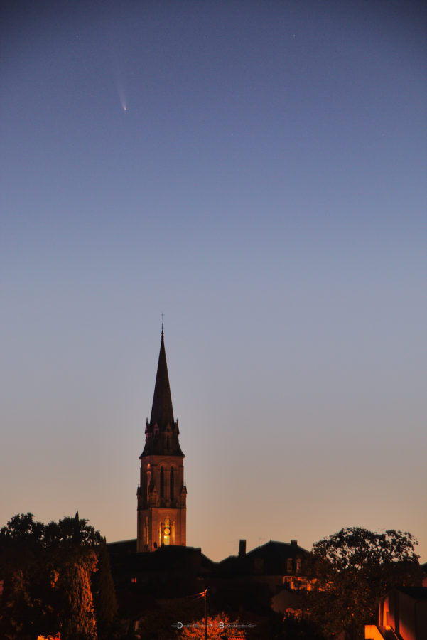 Cocher d'église bien vertical montrant la comète située en haut de l'image