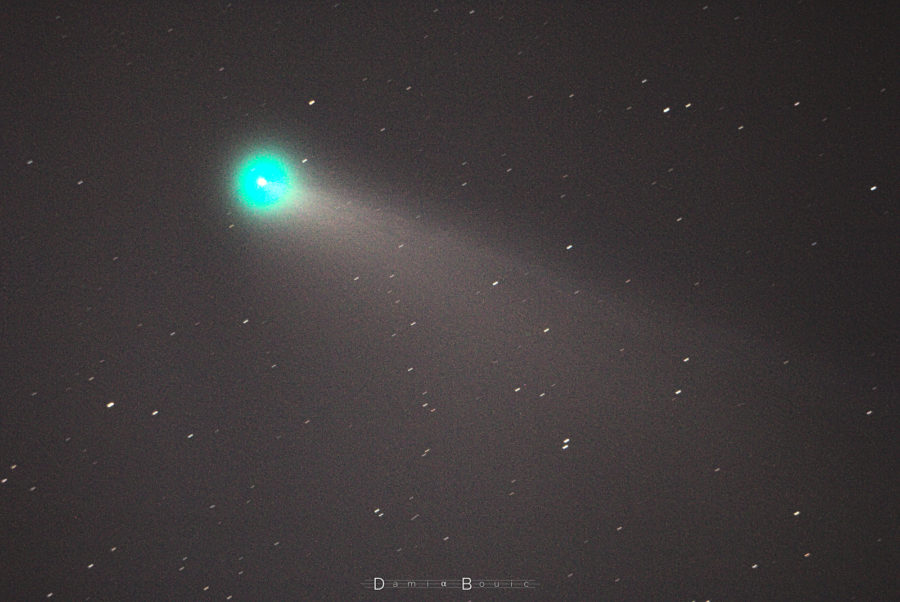 Comète sur fond stellaire, la queue s'étire depuis un genre de globule diffus et bruité vers la droite et le bas
