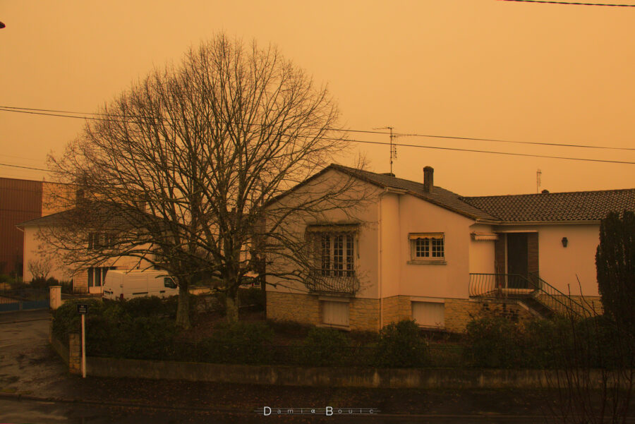 Une autre maison, sous un ciel orange fluo