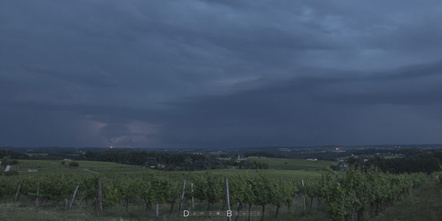 L'ambiance s'assombrit, de l'activité électrique se révèle. La pluie est visible au loin sous la forme d'un voile gris sombre.