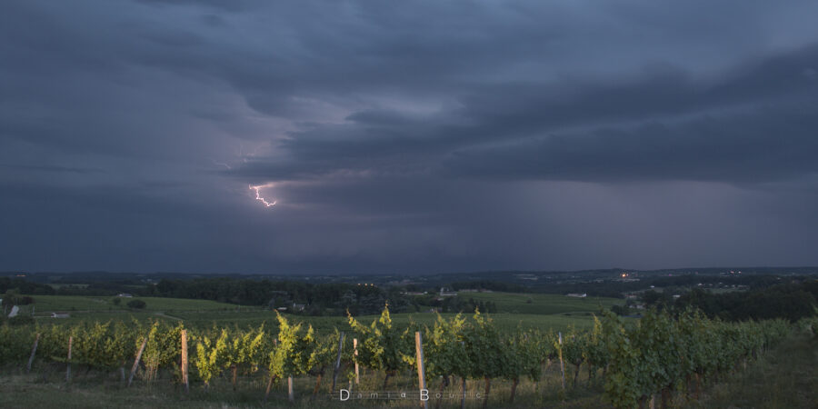 Les nuages s'étirent, se fragmentent, se densifient. Un éclair jaillit brièvement au dessus d'une pile d'assiette nuageuse. 