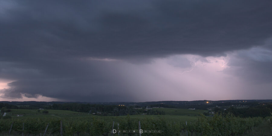 Le rideau de pluie devient incandescent. L'électricité est partout et met en valeur l'arcus multicouche visible à gauche.