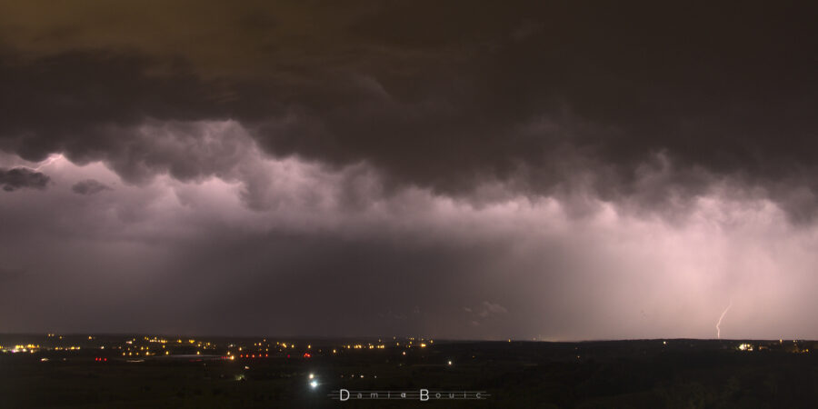 Petit bout de foudre au loin, et ciel tourmenté, illuminé de l'intérieur