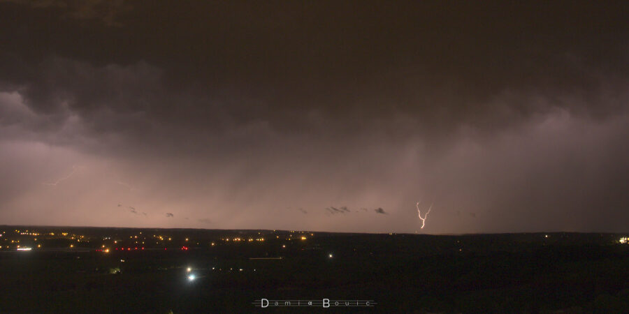 Ciel toujours tourmenté et foudre en forme de Y, toute petite au loin