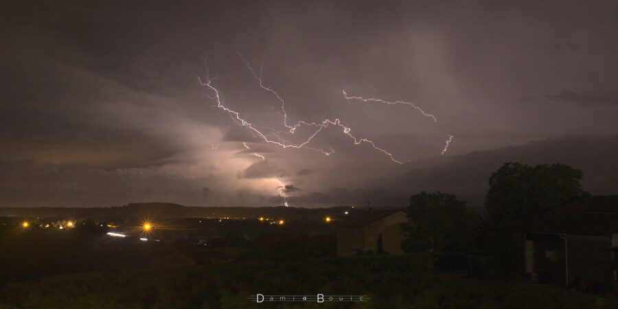 La foudre frappe au milieu d'un nuage d'orage à l'aspect contrasté. Tantôt lisse, tantôt rugueux, tantôt spongieux.