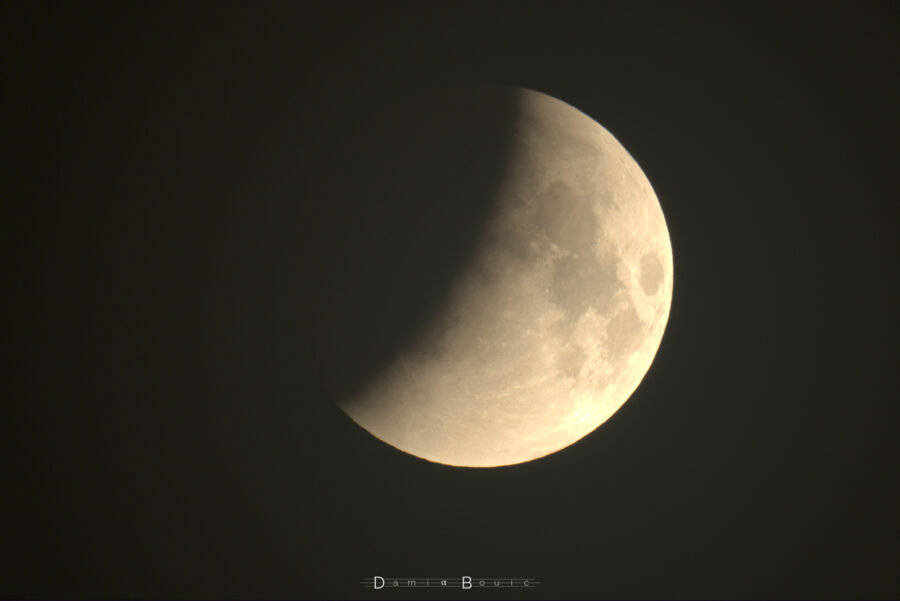 Disque lunaire plongé plus profondément dans l'ombre terrestre. La partie plongée dans l'ombre est presque visible sur la photo