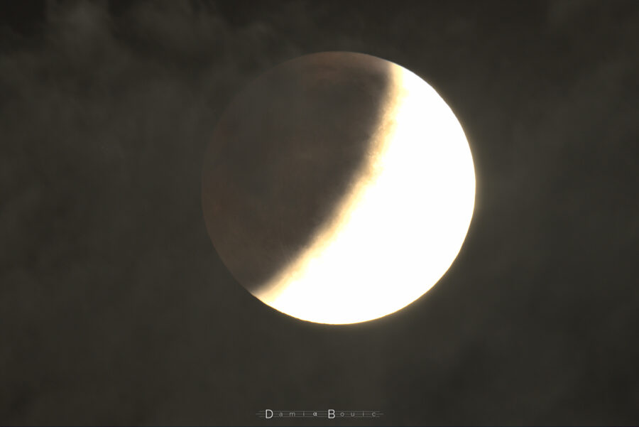 En exposant la photo plus longuement, on peut voir la partie immergée dans l'ombre de la Terre. Ici, le disque lunaire est masqué à 50% environ. Les teintes rouges de la zone ombrée sont presque visibles