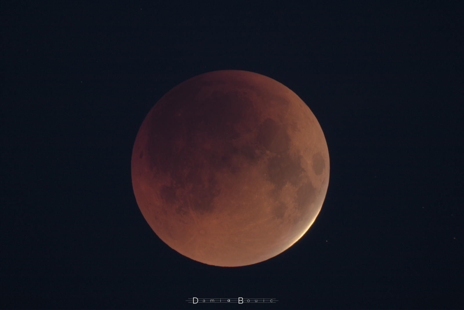 La Lune est désormais plongée en totalité dans l'ombre terrestre, et se pare de couleurs sanguines fortes