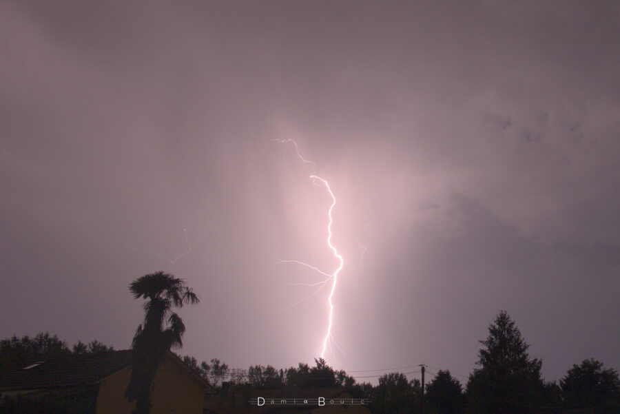 Impact de foudre peu ramifié hors du rideau de pluie, qui est illuminé quand même, et plus lumineux que le précédent