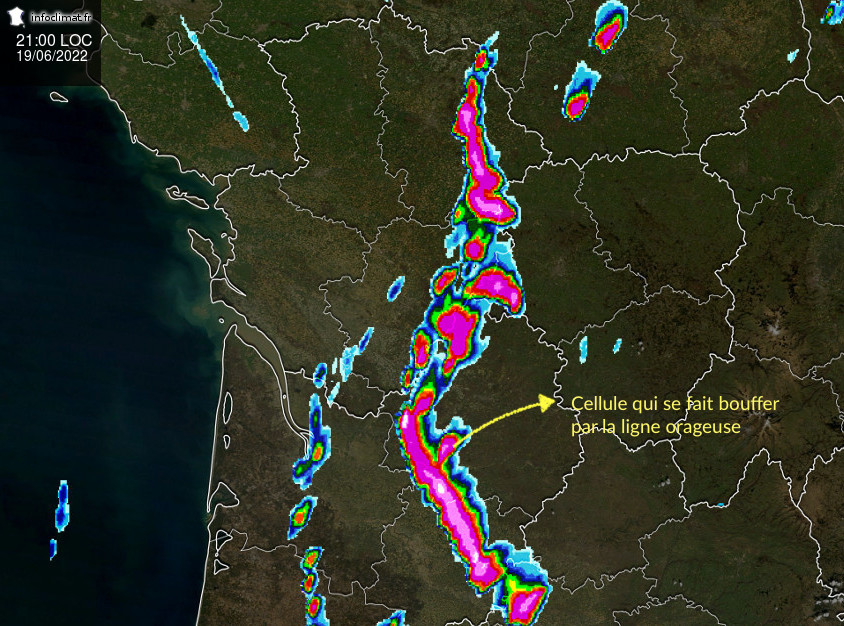 Sur cette image radar, la ligne orageuse est désormais très grande, elle va du Nord du Gers au Nord de la Vienne. Une flèche pointe sur Bergerac où une cellule est en contact avec cette ligne. La flèche dit "Cellule qui se fait bouffer par la ligne orageuse"