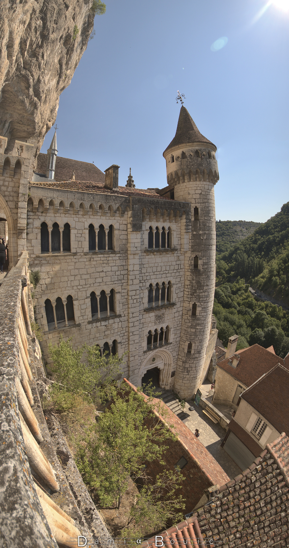 Panorama vertical du zénith au nadir, offrant une vision intégral sur une tourelle qui borde la basilique, dont les murs sont percés régulièrement de fenêtres sans vitres avec des colonnes qui les sectionnent. Ceci sur trois niveaux, et vers le bas, une large porte s'ouvre sur un escalier et une petite cour.