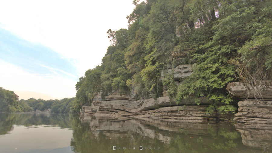 Photo à peu de choses près identique. La falaise est un peu moins haut et d'aspect plus chaotique