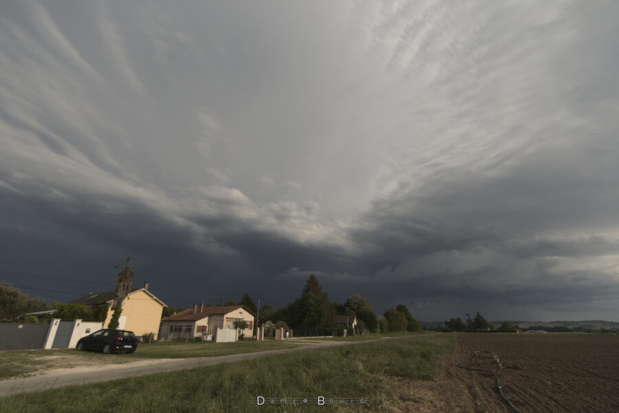 Retour sur le Sud de l'horizon (route à gauche, qui borde le champs labouré). Ciel toujours aussi chargé, la base de l'orage apparaît maintenant clairement, menaçante.