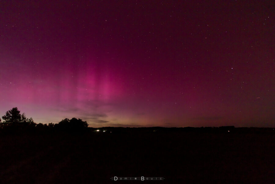 Même vue, mais le ciel est plus sombre, l'aurore un peu plus prononcée