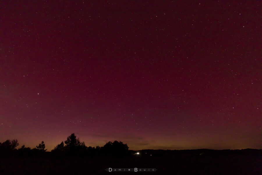 Vue montrant un peu plus de ciel, l'aurore n'est plus trop discernable, à part pour un dégradé de couleur rouge qui émane de l'horizon