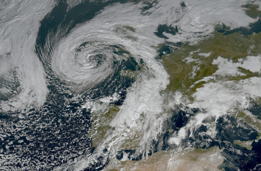 Image satellite couleur de l'europe de l'ouest, couverte en partie de nuages, surtout l'Espagne et une partie de la France, ainsi que la totalite du Royaume-Uni et de l'Irlande, sous une dépression spirale particulièrement développée
