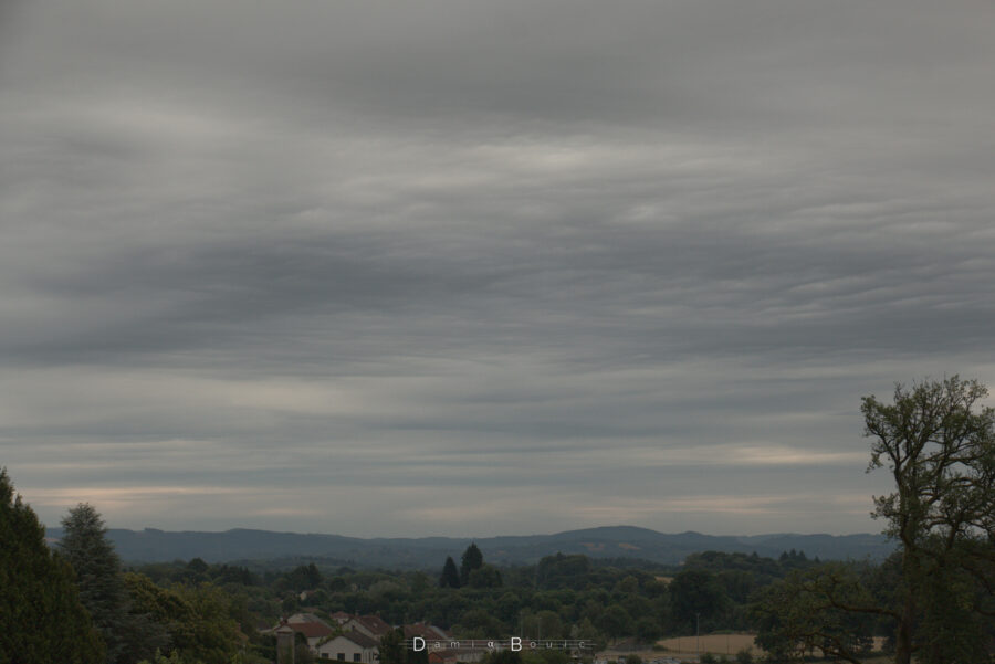 Vue relativement identique, mais plus large, révélant quelques bâtiments en premier plan, et un ciel effectivement bien perturbé