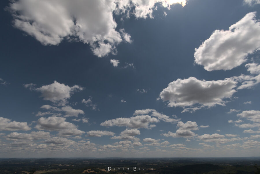 Vue mettant en avant le ciel, qui occupe la quasi totalité de l'image, avec des cumuls, du ciel bleu et le halo solaire qui dépasse en haut.
