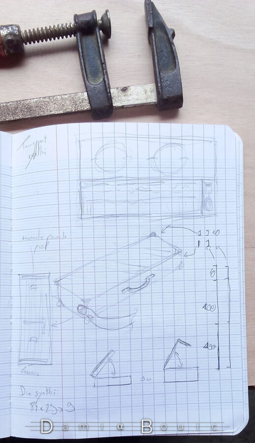 Page d'un cahier avec croquis de principe de l'étui, qui sera assez longiligne, un peu comme une malette allongée, avec une poignée et une bandoulière