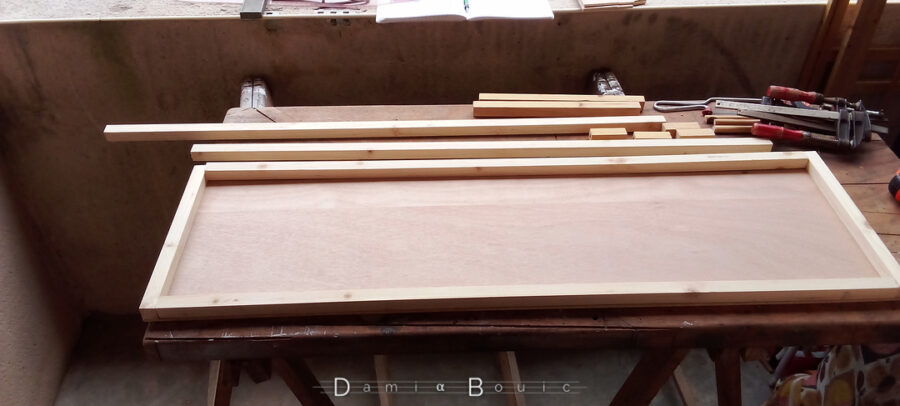 Test rudimentaire d'assemblage en posant simplement 4 tasseaux au bord d'une planche qui constituera le fond ou le couvercle, peu importe. 