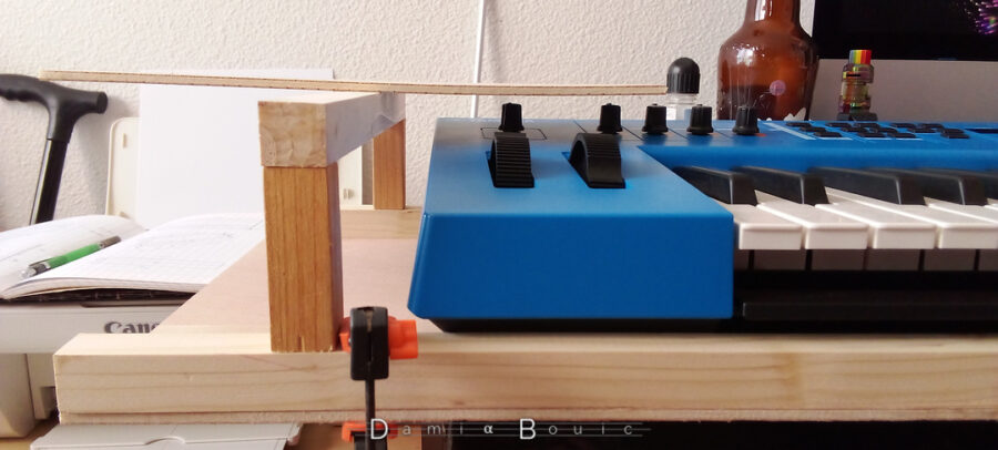 Premier test avec le synthé pour vérifier s'il rentre bien. Il est posé sur le fond, avec d'autres tasseaux en angle perpendiculaire sur le rebord qui permettent de voir qu'il y a la place. Rien n'est collé pour le moment.
