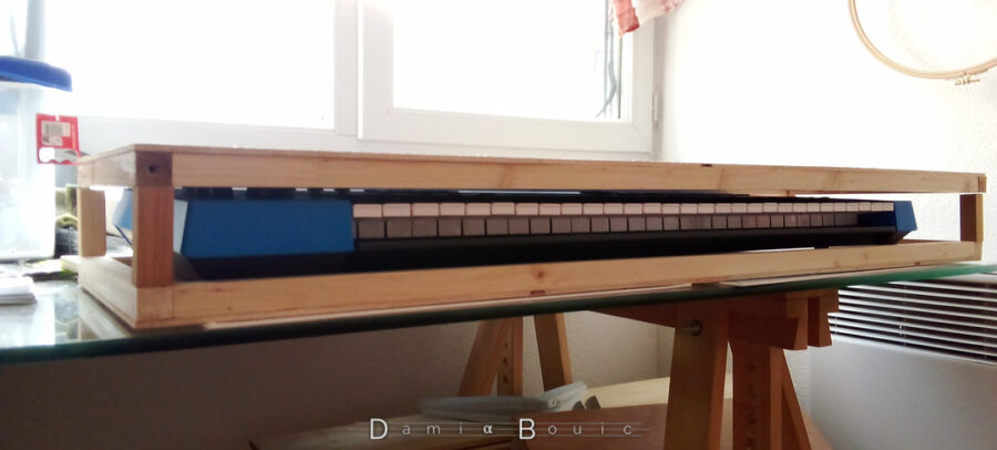 Même disposition, mais avec le synthé placé à l'intérieur, permettant de voir que l'instrument rentre sans problème