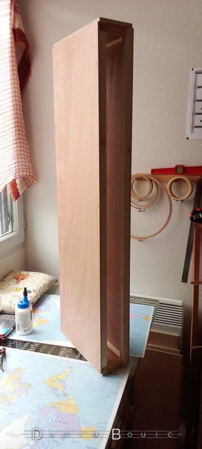 Une fois sec, je pose la boite sur son plus petit côté. Seules les faces latérales ne sont pas couvertes.