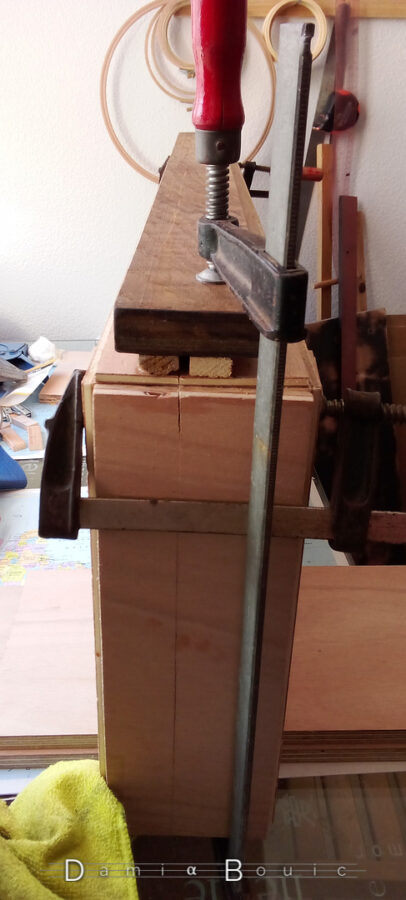 En colle le tout. Vue de la tranche avec plein de serre-joint.