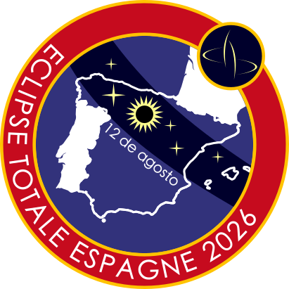 Badge circulaire, au bordures aux couleurs du drapeau espagnol. Dans la bordure est écrit : Eclipse totale espagne 2026. A l'intérieur du cercle, une carte de la péninsule ibérique avec le tracé de l'ombre lunaire, symbolisée par une représentation schématique de l'éclipse totale. Juste dessous est écrit 12 de agosto.