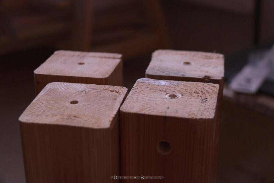 Les 4 poutrelles de profil carré, ou futurs pieds de la table, perforés en leur centre