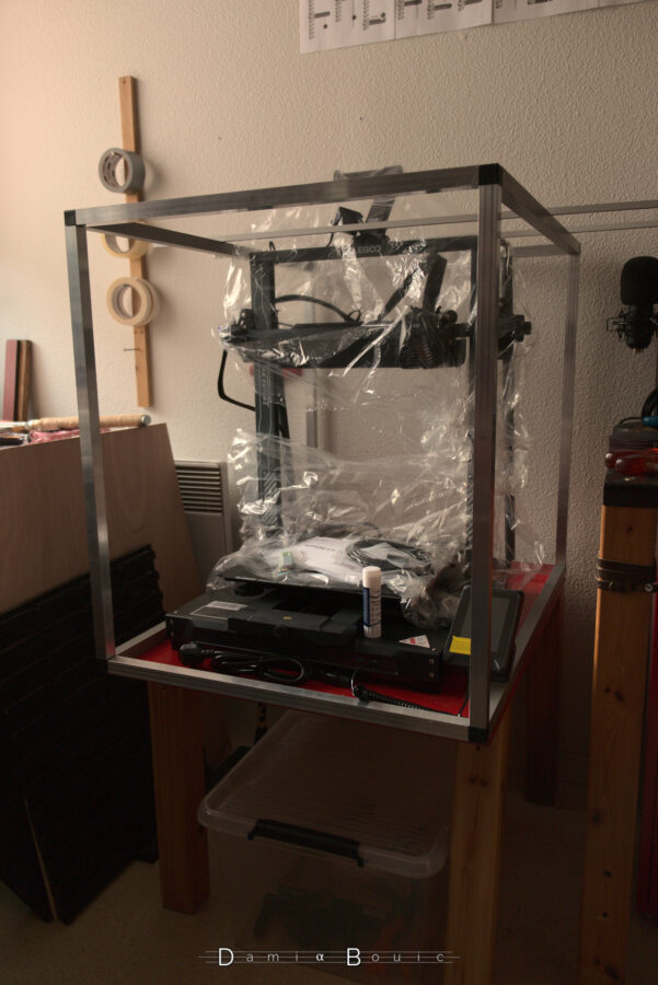 Le futur caisson enfin à la bonne taille, l'imprimante 3D permet de s'en assurer. Du plastique transparent couvre les parties sensibles.