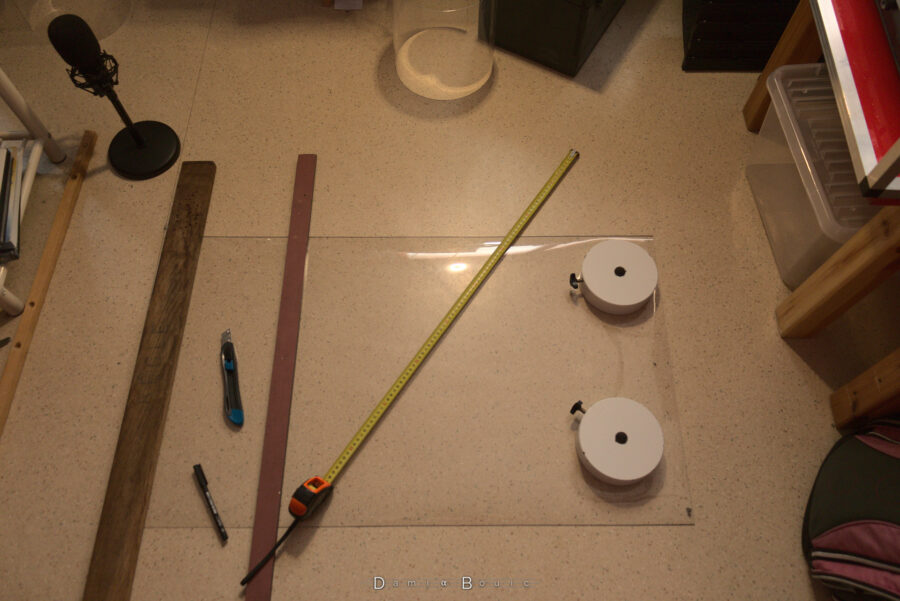 Par terre, à même le lino de l'appart, une des nombreuses feuilles de multiglass, découpée, lestée par deux contrepoids de mon télescope, deux règles d'un mètre de long, le mètre ruban déployé en vrac, comme le sont le cutter et le feutre