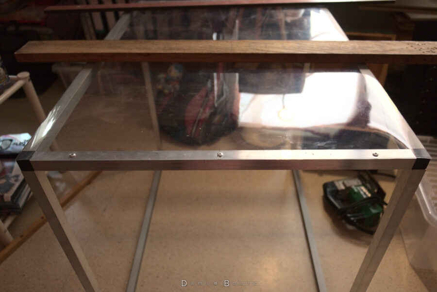 Les premiers rivets sont posés, solidarisant la première feuille plastique transparent avec le corps en alu du caisson