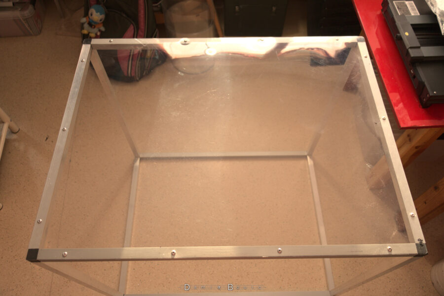 La première face est complètement couverte et rivetée