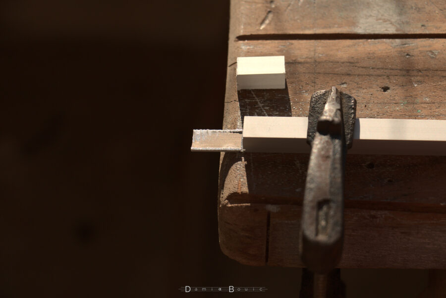 Détail sur le bout d'une barrette en alu qui a été coupé en L