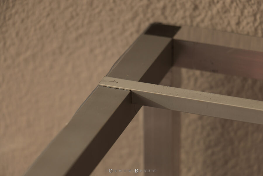 La coupe en L de la barrette lui permet de reposer parfaitement sur une section carrée des bords en alu du caisson