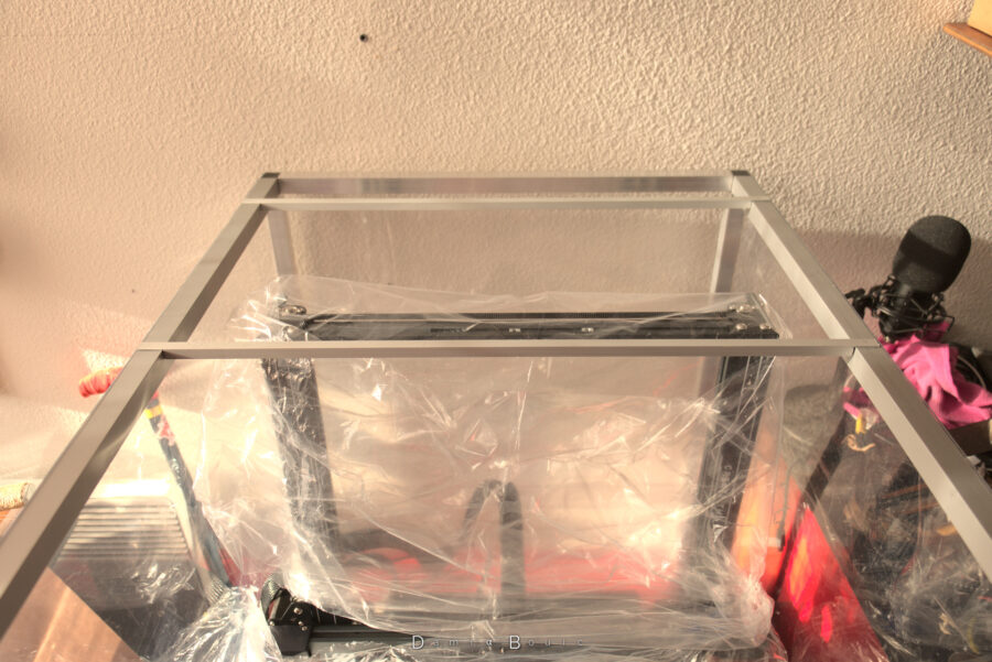 Deux barrettes en alu sont disposées sur le haut de l'imprimante, en arrière.