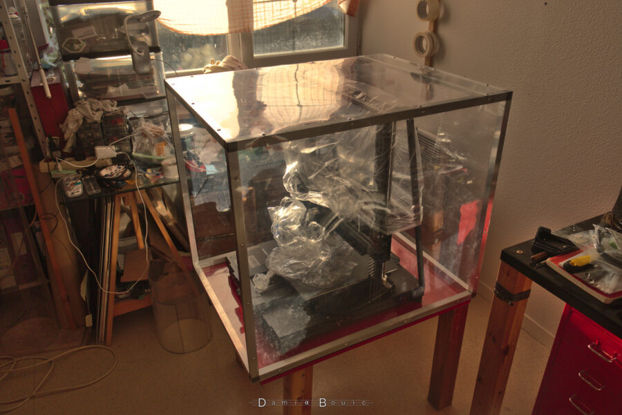 Vue générale sur le caisson presque achevé, dont la face supérieure a été rivetée. Reste la partie frontale, qui devra accueillir une porte