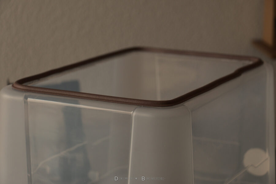 Le fond de la boite avec du joint d'isolation thermique disposé sur le rebord du fond ouvert.