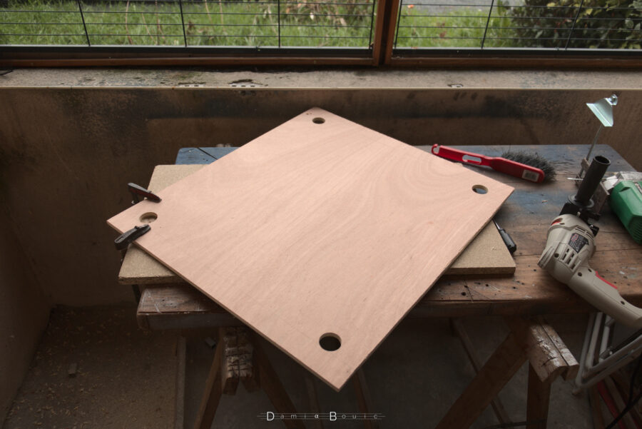 Vue globale de la planche dont les 4 coins sont perforés. Ceux-ci aideront au passage de la scie sauteuse.